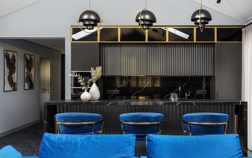 Брутальная чёрная кухня с золотыми деталями