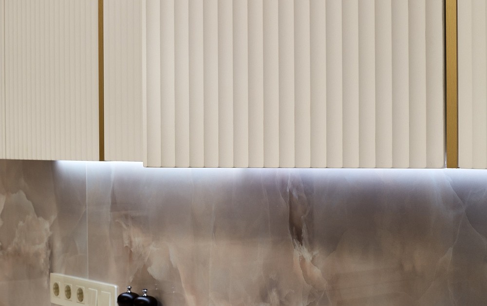 Пудрово-белоснежная П-образная кухня