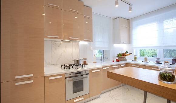 Светлая кухня в Сочи