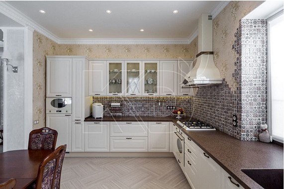 Белая  кухня в интерьере