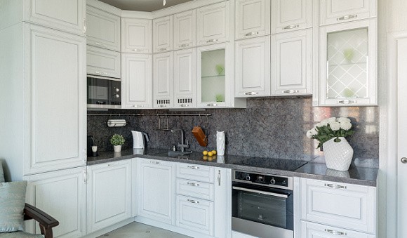 Светлая кухня в Сочи