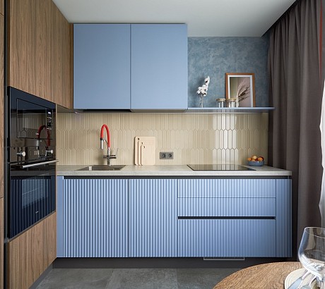 Природная кухня с вертикальной фрезеровской на фасадах