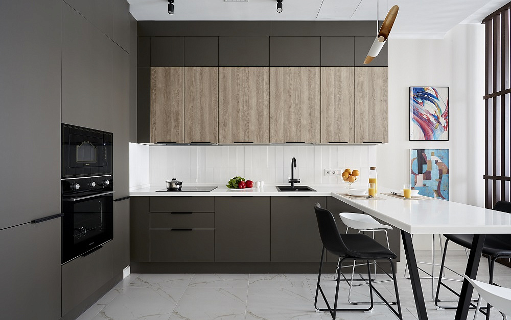 Большая П-образная графитово-белая кухня